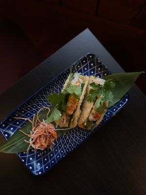 Our CRACK BITES - crispy taco shells, filled with vegan konjac ´shrimps´, served with a chilli-mayo sauce, avocado and cucumber. at IV in Berlin