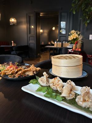 LOUIS WONTON & WONTON IN A MILLION - fried or steamed, which one do you prefer? at IV in Berlin