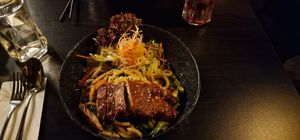 Udon know me

Gebratene Udonnudeln | knusprige vegane Ente | Königausternpilze | Saisongemüse | hausgemachte reduzierte Sojasoße | Koriander  at IV in Berlin
