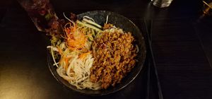 Dont't worry be happy

Im Wok geschwenktes mariniertes veganes Hack auf zarten Nudeln | Pakchoi | Gurke | Lauch | Koriander | (auf Wunsch mit Chiliöl)  at IV in Berlin