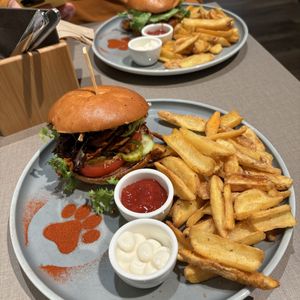 Burger & Fritten  at Katzentempel - Bremen in Bremen