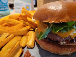 Pommes und Cheeseburger mit Beyond Meat Patty at Katzentempel - Bremen in Bremen