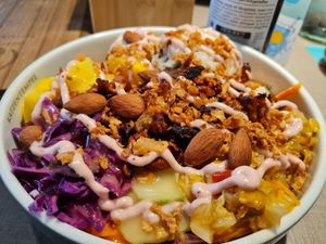 Die Rainbow Bowl mit Mango, Mandeln, Wildreis, Röstzwiebeln, Rotkohl..... at Katzentempel - Bremen in Bremen