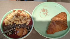 Acai bowl with croissant at Katzentempel - Bremen in Bremen