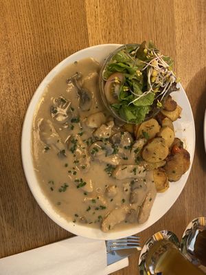 Geschnetzeltes mit Bratkartoffeln & Salat  at Zum Kuckuck in Villingen-schwenningen