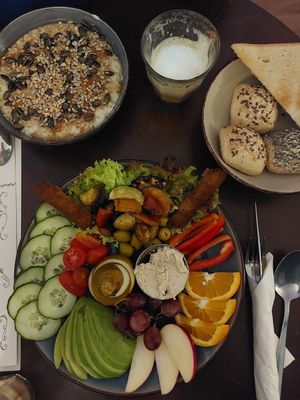 Cappuccino with oatmilk, vegan breakfast and oatmeal at Damals Hinterm Mond in Marburg
