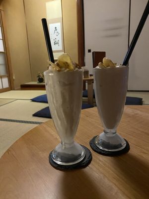 Banamilkshake can be made vegan without caramel sauce and without cream. Looks vegan like in the picture.  at Box Burger - Yumoto in Hakone