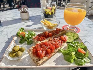 Grain baguette with tomato pesto and tomatoes  at Café Mozart in Mallorca