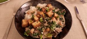 Tofu, épinards, champignons bruns, riz, lait coco at Cassis et Romarin in Cassis