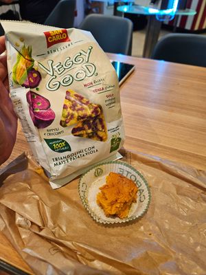 Vegan carrot cake and crisps at CIA - Lavazza in Ciampino