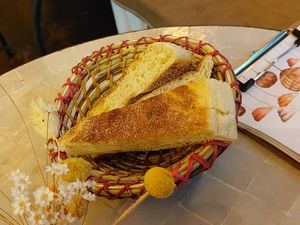 Pan bread that comes with dishes at Picknick Café in Mannheim