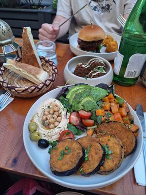 Picknick Special ohne den Minzdipp (welcher nicht vegan ist). Zu sehen ist Salat mit Avocado , marinierte Karotten, panierte Aubergine , Tomaten , Oliven , Hummus und Falafel at Picknick Café in Mannheim