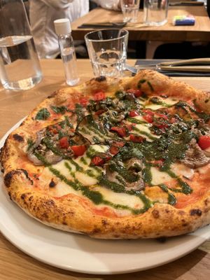 Pizza m'émanez à  at Martha Pizze Amore in Paris