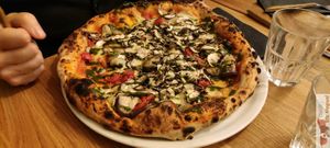 Crème de truffe, mozzarella végétale, roquette, champignons, parmesio râpé at Martha Pizze Amore in Paris