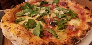 Star pizza at Martha Pizze Amore in Paris