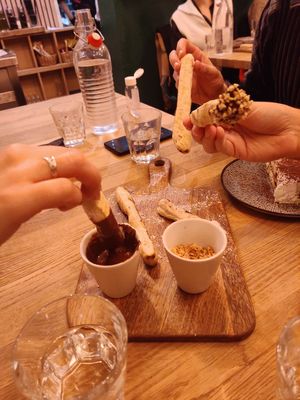 Gressins pâte à pizza avec nocciolata et noisettes concassées 7€ at Martha Pizze Amore in Paris