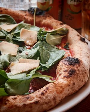 VEgan pizza STAR : Tomato sauce, plant-based mozzarella, plant-based sausage, gondino, garlic oil, fresh mint, baby spinach at Martha Pizze Amore in Paris