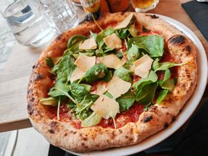 VEgan pizza STAR : Tomato sauce, plant-based mozzarella, plant-based sausage, gondino, garlic oil, fresh mint, baby spinach at Martha Pizze Amore in Paris