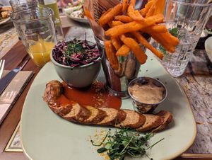 Fritz-Menu with vegan currywurst (beyond meat), sweet potato fries, vegan agave mayo, salad #Veganuary at Fritz Mitte Schlossgasse in Jena