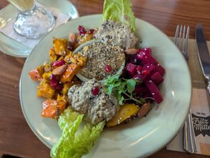 Labneh & Kürbis Bowl (vegane Variante mit Hummus) at Fritz Mitte Schlossgasse in Jena
