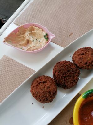 Falafel con sojanesa at Trasversal in Cadiz