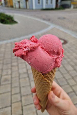 Himbeereis at La Gelateria Uffenheim in Uffenheim