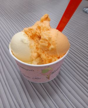 Maracuja und Orangeneis at La Gelateria Uffenheim in Uffenheim