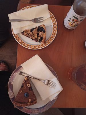 Vegane Schokotarte und veganer Heidelbeerkuchen at Die Couch in Regensburg