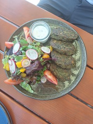 Spinatknödel mit Kräuterdip und Salat at Café Mainstreet in Poing