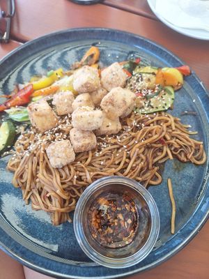 Asia-Nudeln mit Crispy Tofu und Chiliöl at Café Mainstreet in Poing