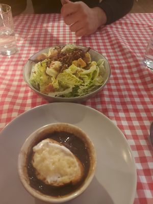 Onion soup & caesar salad at La Petite Véganerie - Brasserie in Berlin