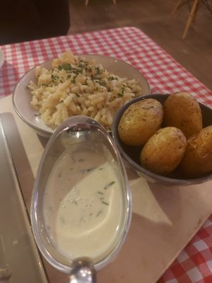 Garlic potatoes and "Käsespätzle" at La Petite Véganerie - Brasserie in Berlin