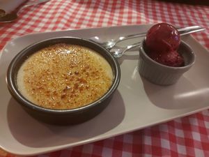 Vegan creme brulee at La Petite Véganerie - Brasserie in Berlin