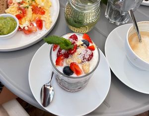 Chia Harmony (Chia Pudding mit Kokosjoghurt, Früchten und Granola)   at Café Max in Garmisch Partenkirchen
