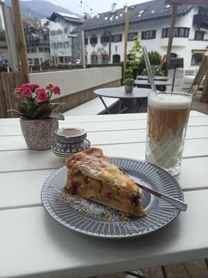 Veganer Apfelkuchen & Iced Latte mit Hafermilch at Café Max in Garmisch Partenkirchen