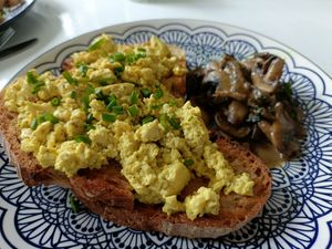 Outstanding. Scrambled tofu on sourdough with a side order of creamy mushrooms 💚🌱 at Canalside Kitchen in Wolverhampton