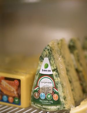 Vários queijos  at Açougue Vegano in Brasilia