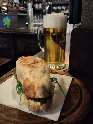 Buonissimo Cavan, buonissimo birra Bavarese 🌱💚 #Veganuary at Dubh Linn in Parma