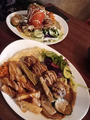 Veganer Teller (oben), Khartoum Teller (unten) at Ibras Bistro in Hamburg