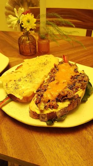 Sandwich de Hongo Ostra Azul con salsa de Pimientos Rojos y costra de Queso tipo Mozarella at El Mundo Restaurante in Mexico City