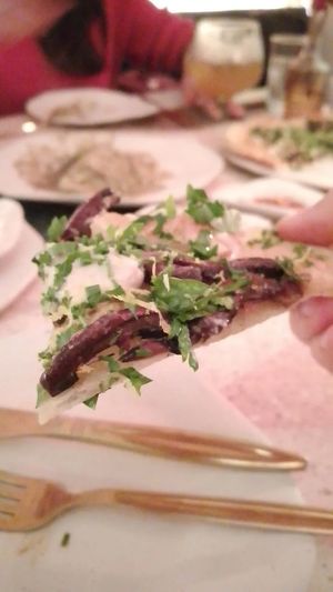 Pizza con hongos shiitake, cremini, perejil y aceite de trufa blanca at El Mundo Restaurante in Mexico City