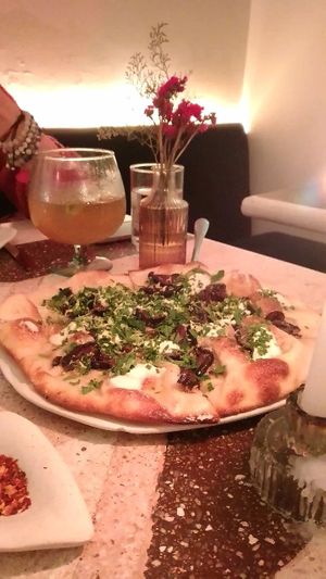 Pizza de masa fina y crema de anacardos at El Mundo Restaurante in Mexico City