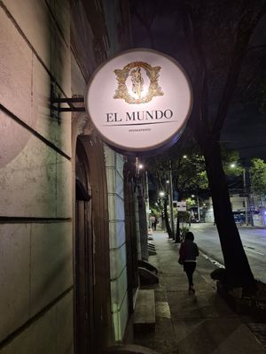  at El Mundo Restaurante in Mexico City