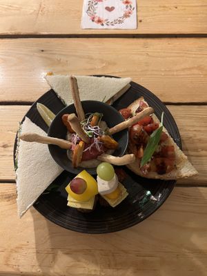 “Snack plate” with a tuna & salmon sandwich, Bruschetta, Spits, Hummus, breadsticks  #Veganuary at Seenswert - Vegane Pension und Ferienwohnungen am Ammersee in Paehl