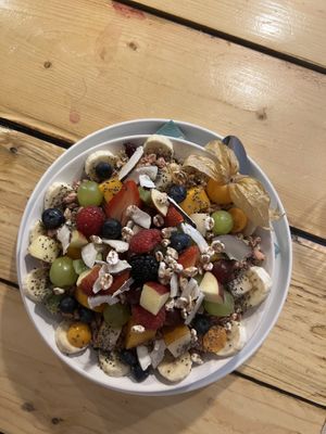 “Sunny Crunchy Bowl for breakfast” with yogurt, granola & fruit #Veganuary at Seenswert - Vegane Pension und Ferienwohnungen am Ammersee in Paehl