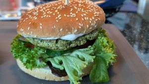 Vegan Green Oat Burger at Svenjas Diner  in Idar-oberstein