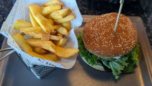 Pommes mit Vegan Green Oat Burger at Svenjas Diner  in Idar-oberstein