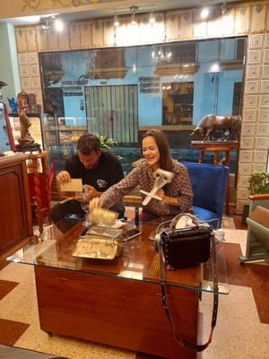 Old viewer with old photos while waiting your food at Los Padmitos - San Marcos in Quito