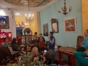 Experiences to live with our antiques while waiting your food at Los Padmitos - San Marcos in Quito