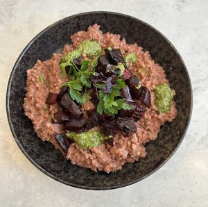 Tagesgericht, Buchweizen Risotto mit Roter Bete und grünem Pesto  at Café Roots in Hamburg